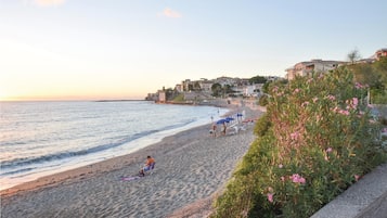 Una spiaggia nelle vicinanze, pesca