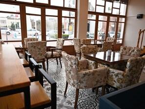 Bao gồm bữa sáng buffet hàng ngày 