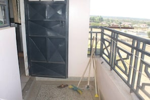 Property grounds - Spacious 3 bedroom all en suit Spacious 3 bedroom all en suit apartment. (Ongata Rongai)