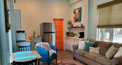 Studio - direct 2 min beach walk with public access end of street.