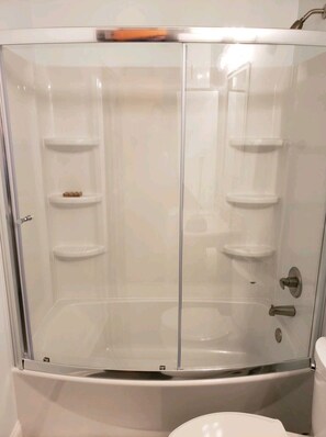 Ensemble douche/baignoire, sèche-cheveux, serviettes fournies