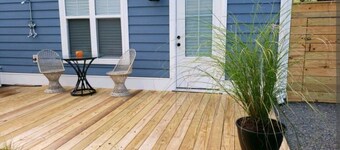 Studio - direct 2 min beach walk with public access end of street.