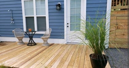 Studio - direct 2 min beach walk with public access end of street.