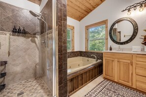 Shower, jetted bath, hair dryer, towels - Hot Tub Cabin🏡 Pet-Friendly + Biltmore Pass | 10min to Asheville (Asheville)