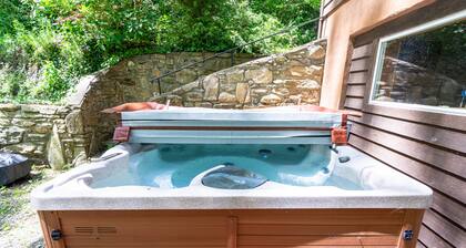 Hot Tub Cabin🏡 Pet-Friendly + Biltmore Pass | 10min to Asheville