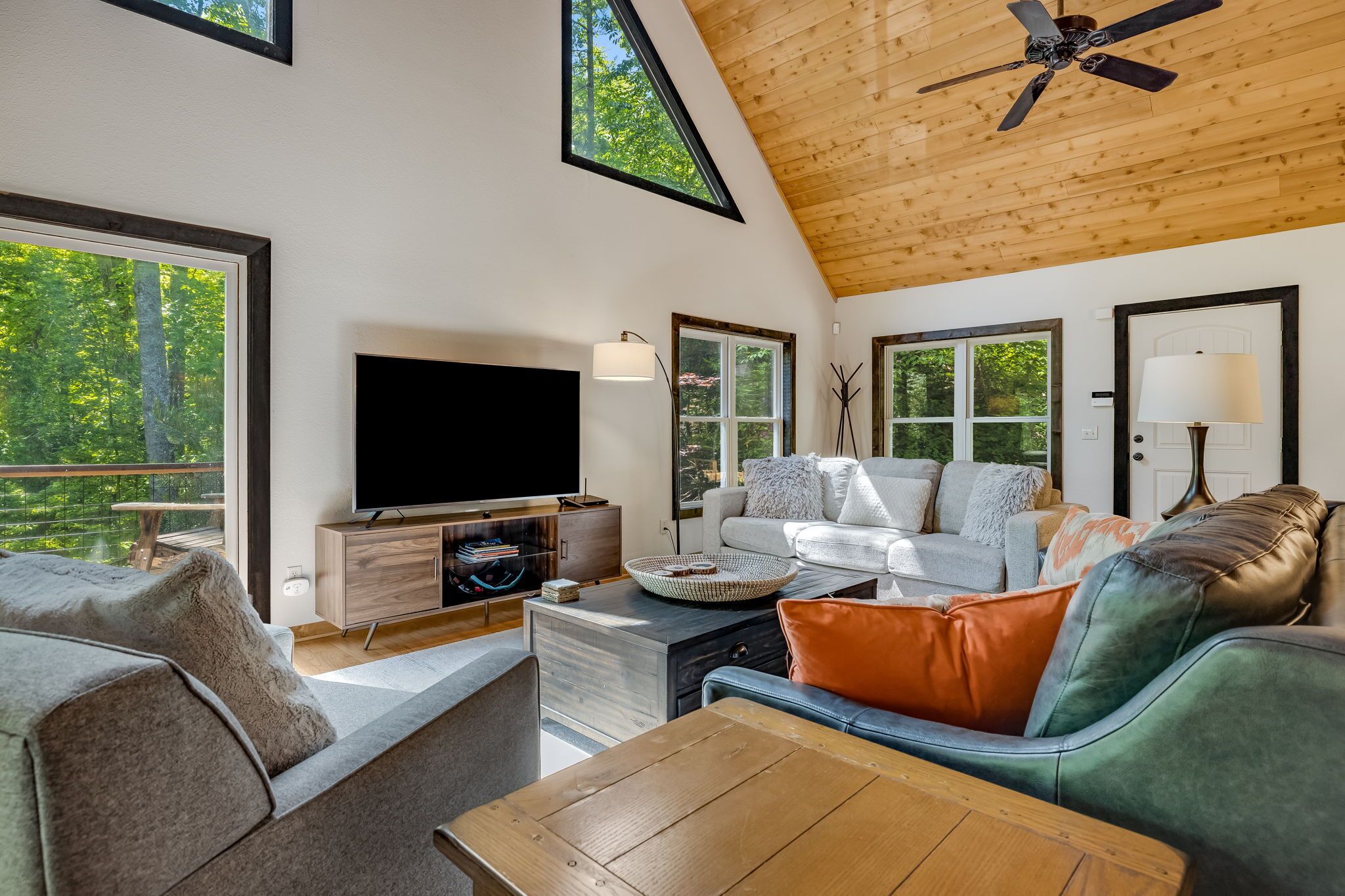 Smart TV, fireplace, video games, table tennis