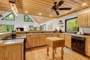 Fridge, microwave, oven, stovetop - Hot Tub Cabin🏡 Pet-Friendly + Biltmore Pass | 10min to Asheville (Asheville)