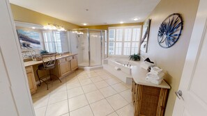 Combined shower/tub, hair dryer, towels
