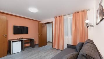 Habitación familiar | Escritorio, tabla de planchar con plancha, wifi gratis y ropa de cama