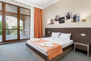 Habitación triple Confort | Escritorio, tabla de planchar con plancha, wifi gratis y ropa de cama