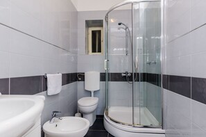 Casa (Holiday Home) | Bagno | Doccia, asciugacapelli, asciugamani