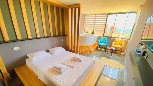 أغطية فراش متميزة وميني بار ومكتب وواي فاي مجانًا