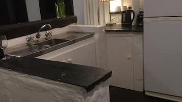 Fridge, microwave, oven, coffee/tea maker