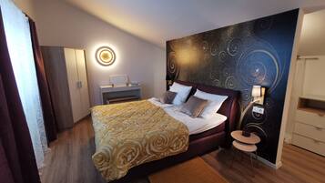 3 bedrooms, in-room safe, iron/ironing board, free WiFi