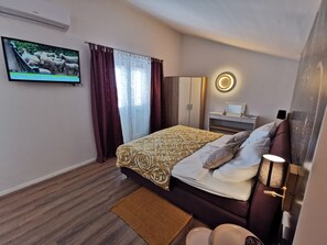 3 bedrooms, in-room safe, iron/ironing board, free WiFi - **** Villa Sundowner with heated saltwater pool (Šibenik)
