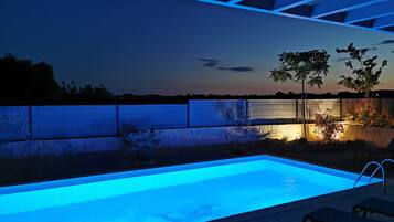Piscine extérieure, piscine chauffée, parasols de plage, chaises longues