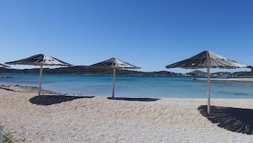 Ligstoelen aan het strand