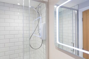 Shower, hair dryer, towels - The Sorting Office - Central Home by LetMeStay (Ambleside)