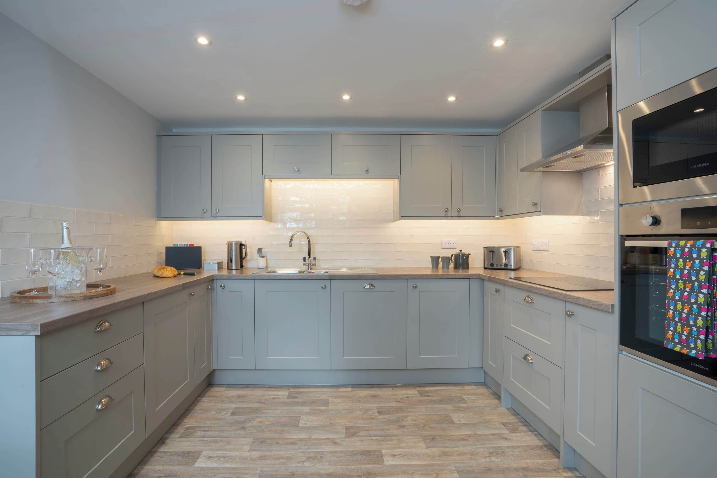 Kjøleskap, mikrobølgeovn, ovn og oppvaskmaskin