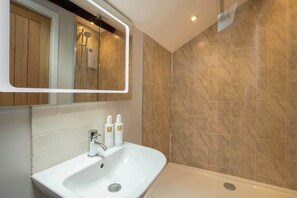 Douche, sèche-cheveux, serviettes fournies