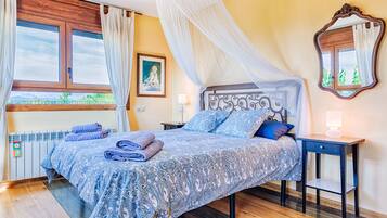 Family Cottage, 6 Bedrooms | 6 bedrooms, free WiFi