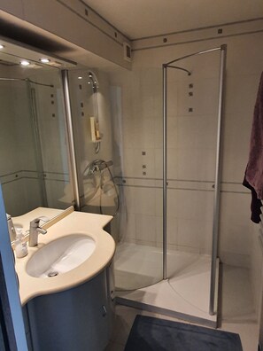 Douche, sèche-cheveux, serviettes fournies, papier toilette