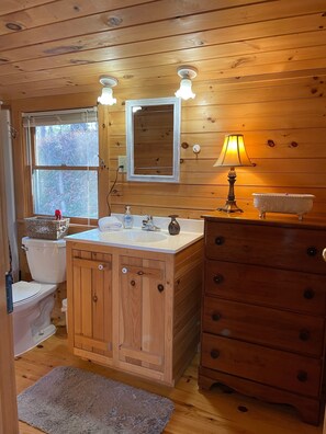 Baignoire, sèche-cheveux, serviettes fournies, savon