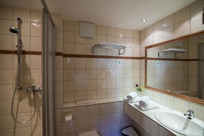 Habitación estándar doble, 1 cama de matrimonio grande, no fumadores | Baño | Ducha, secador de pelo, toallas y jabón