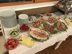 Daily buffet breakfast for a fee - Arcus Education Center (Arcus)