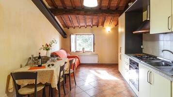 KĂŒhlschrank, Mikrowelle, Ofen, Herdplatte