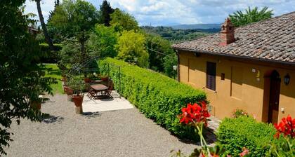 Luna villa with pool and garden near the center of Siena