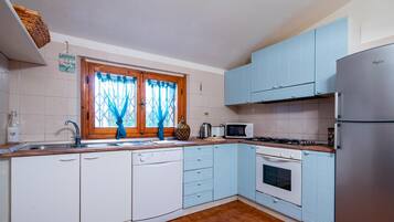 KĂŒhlschrank, Mikrowelle, Ofen, GeschirrspĂŒler