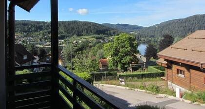 Appartement duplex 6 couchages vue sur le lac. Terrasse et piscine extérieure.