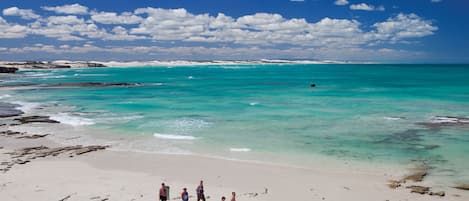 Nära stranden och vit sandstrand