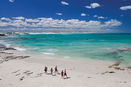 Una playa cerca, arena blanca