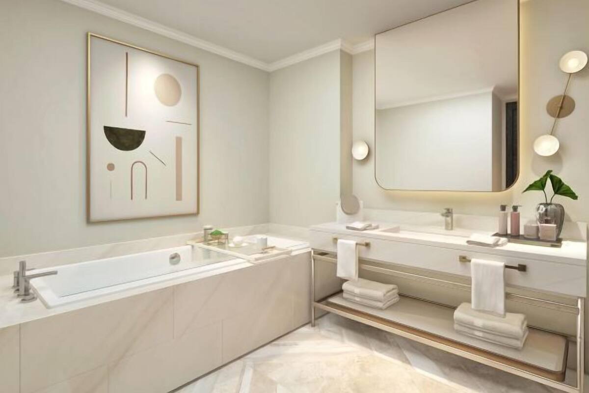 Combined shower/tub, rainfall showerhead, free toiletries, hair dryer