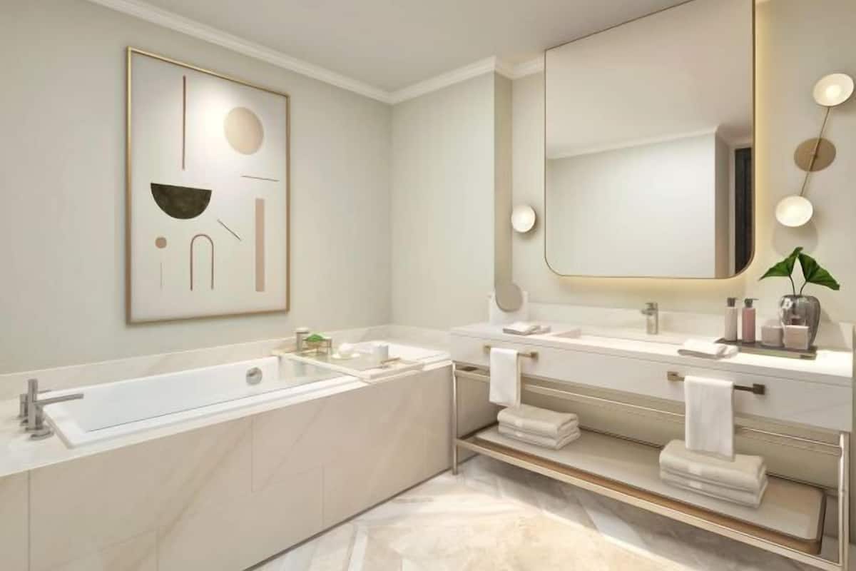 Combined shower/tub, rainfall showerhead, free toiletries, hair dryer