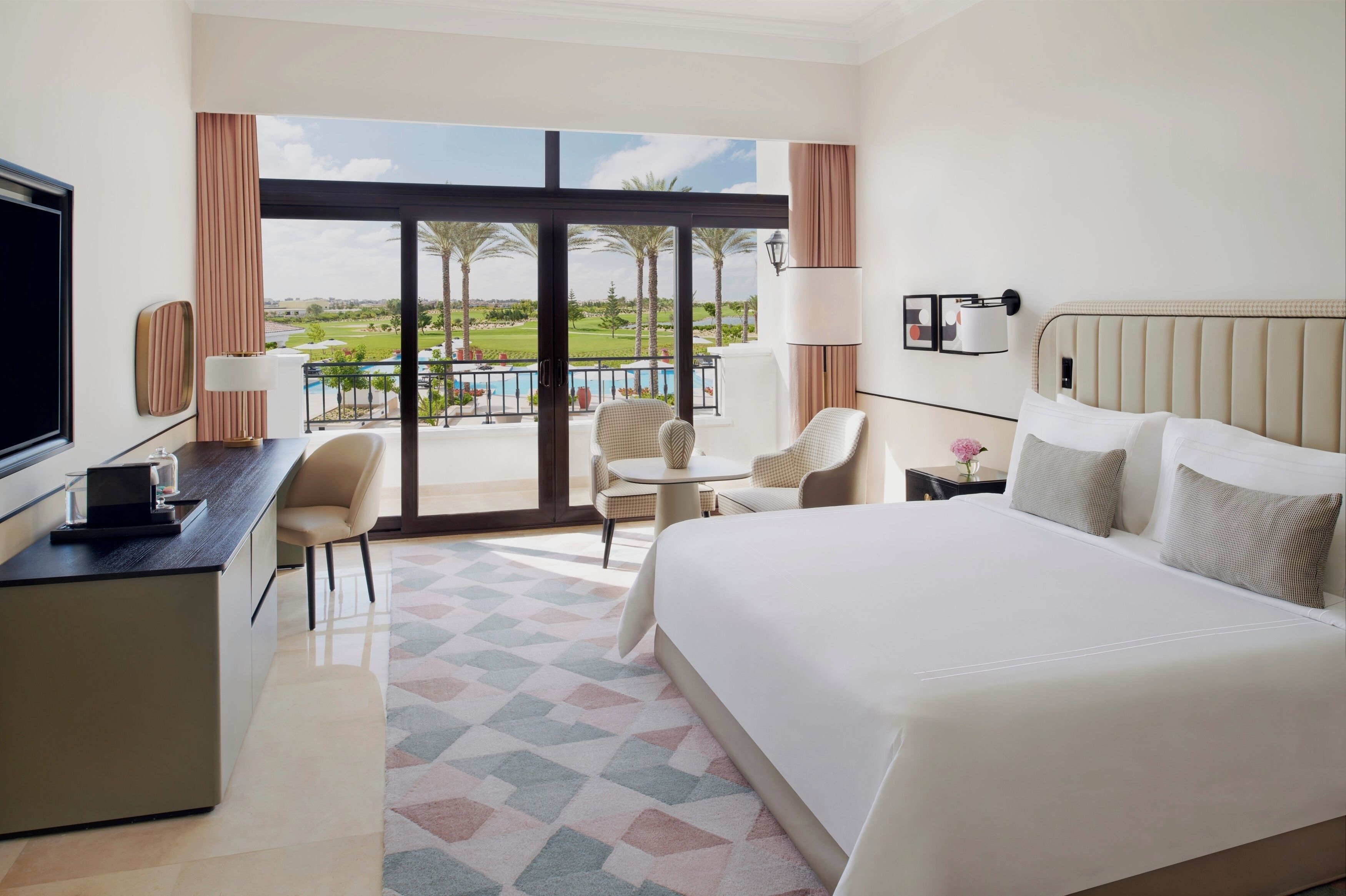 Junior Suite Golf View | Premium bedding, free minibar, in-room safe, desk
