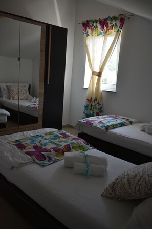 4 habitaciones, tabla de planchar con plancha, wifi y ropa de cama 