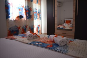 4 bedrooms, iron/ironing board, WiFi, bed sheets