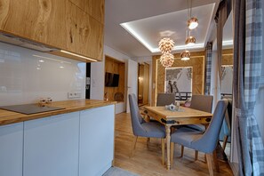 Apartment, 1 Schlafzimmer | Eigene Kochnische | Kühlschrank, Herdplatte, Geschirrspüler