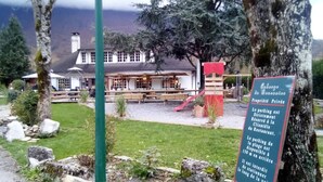 Un restaurant doté d’une terrasse, d’un panneau indiquant qu’il s’agit d’une propriété privée et offrant une vue sur les montagnes.
