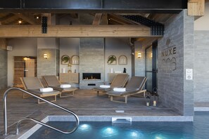Indoor pool, pool loungers - Ours Blanc Hotel & Spa (Les Belleville)
