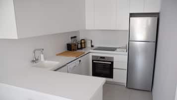 Grand réfrigérateur, four, plaque de cuisson, lave-vaisselle