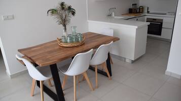 Full-sized fridge, oven, stovetop, dishwasher