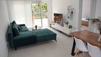 55-inch Smart TV with satellite channels, TV