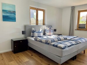3 bedrooms, internet, bed sheets