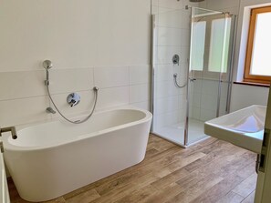Badewanne, Haartrockner, Handtücher