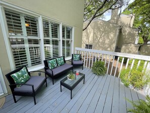 Terrace/patio - End Unit Townhouse, Pool Right Outside, One Block From Beach!! (Saint Simons Island)