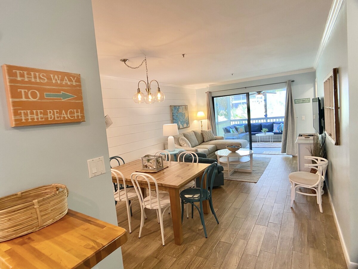 Walk to the beach ~ Relaxing Enclosed Porch ~ Close to Coligny ~ 3 onsite pools